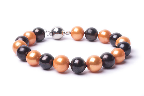 7" Orange and Black 10mm Freshwater Cultured Pearl Bracelet. Handmade with 10mm crimson and white pearls. Hand strung, double knotted and finished with a silver clasp. Spirit Pearl also offers a matching necklace and earrings. Great gift for any Oklahoma State University fans. GO COWBOYS!
