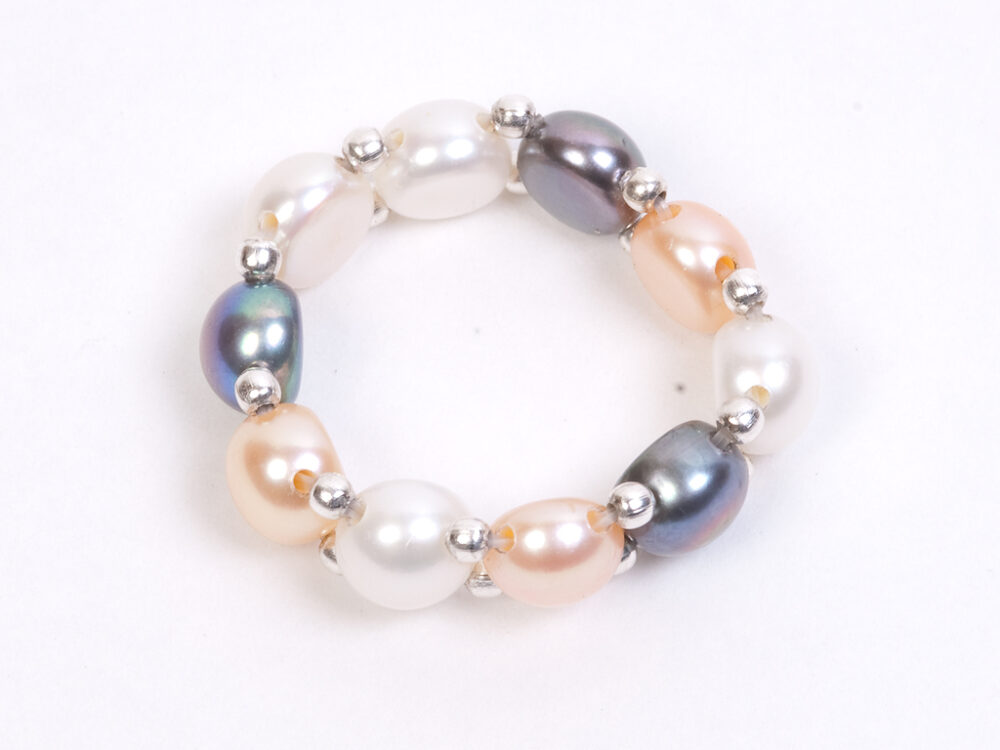 Green and White Freshwater Button Pearl Elastic Ring - Image 3
