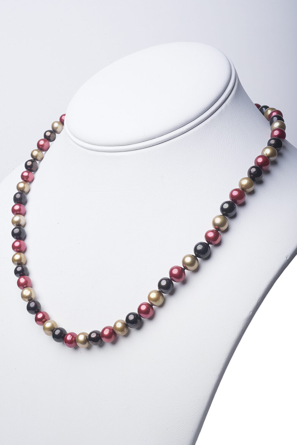 18" Maroon, Black and Gold Freshwater Pearl Necklace - Image 3